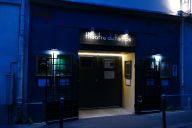 Discrète et authentique, la façade du Théâtre du Temps s’inscrit dans l’esprit des théâtres de quartier parisiens. Nichée dans une petite rue du 11e arrondissement, elle invite les curieux à pousser la porte pour découvrir un lieu à taille humaine dédié à | © Théâtre du Temps